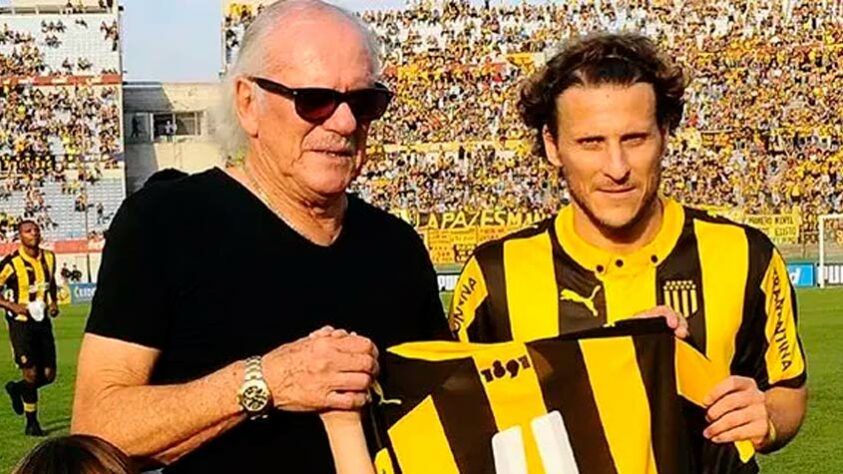 Pablo Forlán e Diego Forlán - Peñarol - Melhor jogador da Copa de 2010, Forlán somou passagem pelo Peñarol, assim como o pai Pablo Forlán.