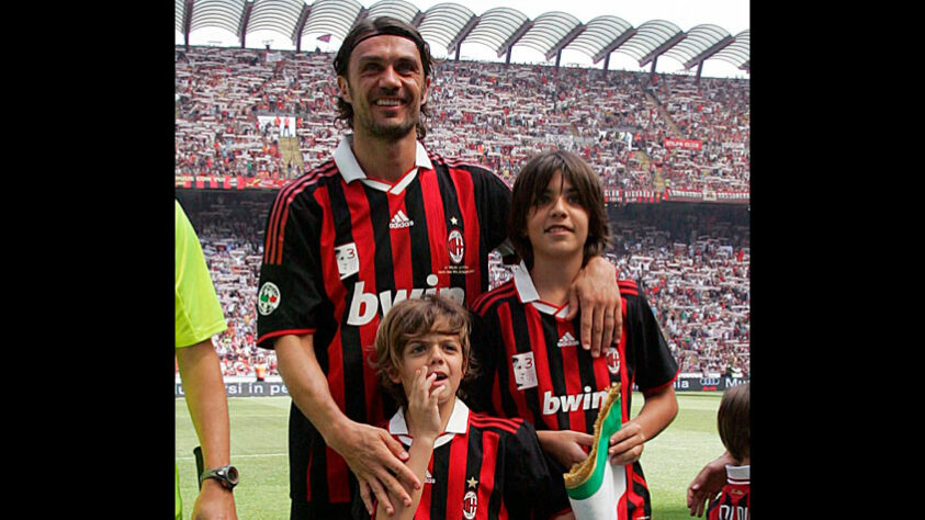 Cesare, Paolo e Daniel Maldini - Milan - A família Maldini tem grande história com a camisa do Milan. Cesare é pai de Paolo, que tem Daniel como filho. Os dois primeiros tem grande história pelo clube rossonero, enquanto o último conquistou o último Campeonato Italiano.