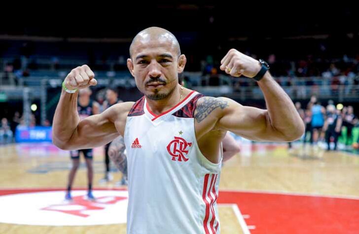 O lutador José Aldo, rubro-negro de carteirinha, marcou presença no jogo, que acabou com a vitória de Franca.