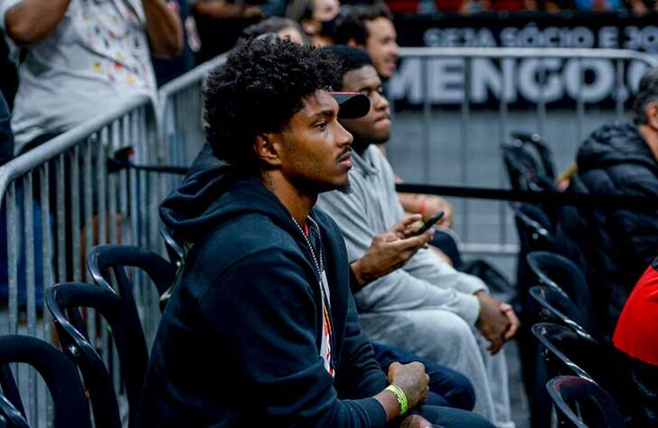 Vitinho é fã de basquete e, no Ninho do Urubu, costuma brincar do esporte com os parceiros de Flamengo.