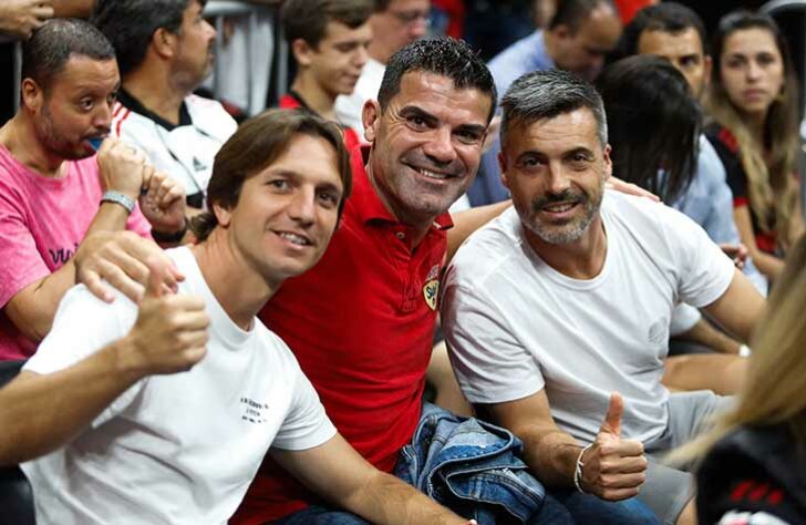 Victor Sanchez, Antonio Gomez e Lluis Sala, membros da comissão técnica do Flamengo, presentes no Flamengo x Franca, pela NBB.