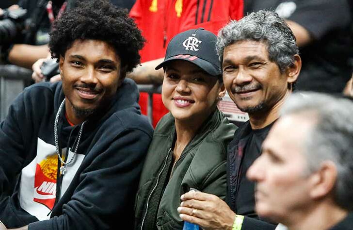 O atacante Vitinho, do Flamengo, também foi assistir ao jogo e levou os familiares.