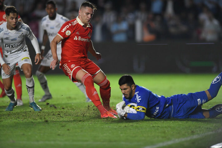 O Santos viveu uma noite de altos e baixos contra o Internacional na Vila Belmiro e só conquistou um ponto com o empate em 1 a 1, em duelo válido pela 10ª rodada do Campeonato Brasileiro. O goleiro João Paulo mais uma vez foi o nome do jogo, com grandes defesas. Veja as notas do Peixe no LANCE! (por Diário do Peixe).