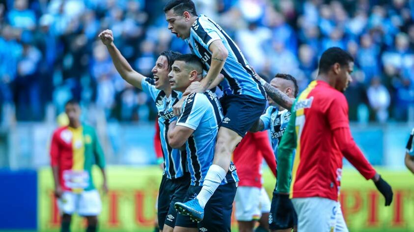 2º GRÊMIO (61 pontos) / 36 jogos/ 16 vitórias/ Saldo de gols: 21/ Últimas rodadas:Tombense (fora de casa) e Brusque (em casa) / Chances de acesso: 100%