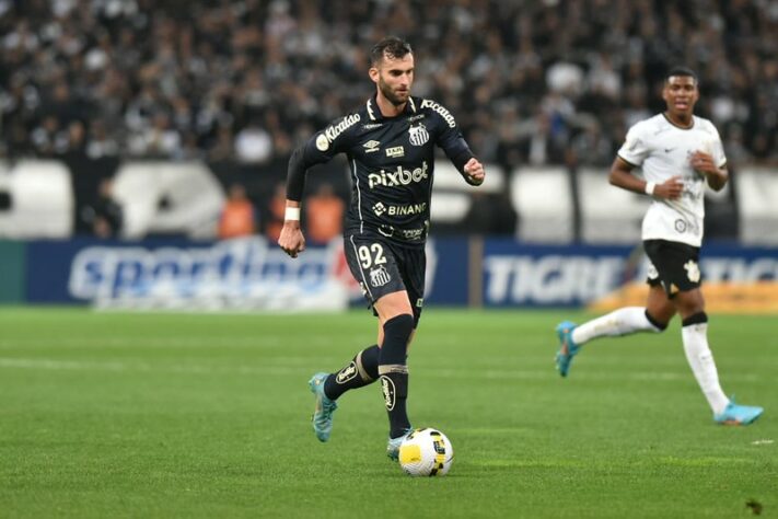 FECHADO - O atacante Léo Baptistão está de saída do Santos. O Peixe aceitou a proposta do Almería, da Espanha, e depende apenas dos exames médicos no time da Europa para finalizar a negociação. Os valores giram em torno de R$ 8 milhões de reais.