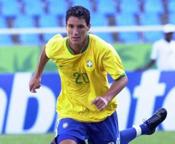 Thiago Neves (meia - 37 anos): ídolo do Fluminense e com títulos também por Flamengo e Cruzeiro, o jogador teve passagens rápidas por Grêmio e Sport nas últimas temporadas. Ele estreou pela Seleção Brasileira em 2008 e fez sete jogos, além de cinco nas Olimpíadas de Pequim, com direito a dois gols. Está treinando por conta própria desde setembro de 2021.