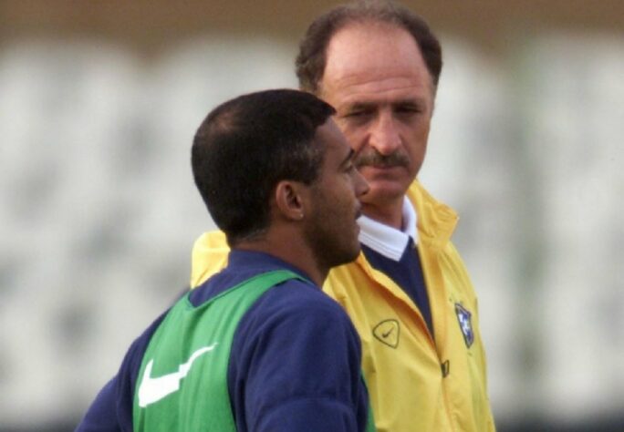 Apoio presidencial a Romário: pouco antes da convocação final de Felipão, o até então presidente Fernando Henrique Cardoso apoiou que o baixinho fosse à Copa: ‘Eu sou Romário!’. O craque, no entanto, não foi levado por Felipão, que recebeu muitas críticas.