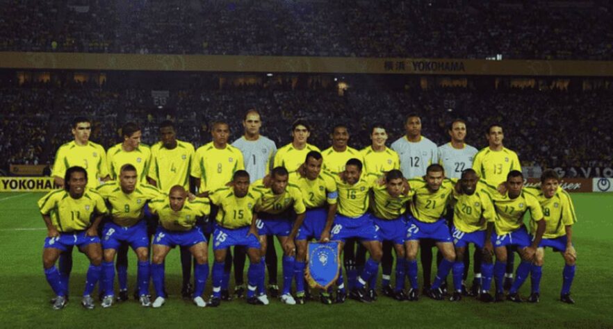 Brasil 4x0 China - Copa do Mundo de 2002: o segundo jogo da Seleção no Mundial ficou marcado pelo golaço de Roberto Carlos, de falta, com uma bomba no canto direito do goleiro. Rivaldo, Ronaldinho Gaúcho - de pênalti - e Ronaldo completaram a goleada. Com esse resultado, o Brasil fazia seis pontos e se classificava para o mata-mata do torneio.