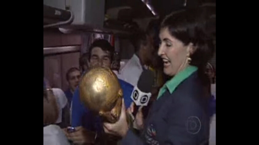 Fátima Bernardes xodó: acompanhando todos os passos da Seleção naquela Copa, a jornalista virou símbolo daquela conquista e foi abraçada pelos jogadores. Todo o carinho entre eles era notório, por exemplo, nas reportagens dentro do ônibus da equipe. Ela foi até considerada ‘musa da Copa de 2002’.