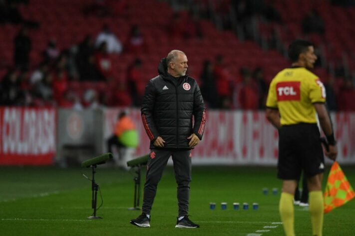 FECHADO - Após a derrota por 2 a 0 para o América-MG, no jogo de ida das oitavas da Copa do Brasil, o técnico Mano Menezes descartou a saída do Internacional. Em coletiva, o treinador afirmou ter tido um papo com os jogadores e chegou a conclusão de que o trabalho tem condições de continuar.