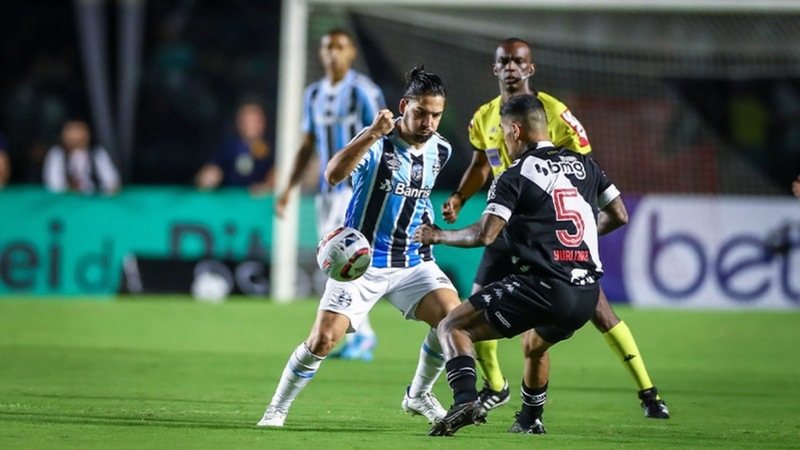 Grêmio - Sobe: Gabriel Teixeira foi o jogador que mais rendeu na frente, com boa movimentação e finalizações  / Desce: Picotou o jogo com muitas faltas para não deixar o adversário jogar e transformando a partida em duelos físicos. Edílson foi o jogador que mais gerou confusão.