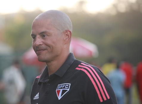 FECHADO - Alex de Souza não é mais técnico da equipe Sub-20 do São Paulo. Sua rescisão foi acertada nesta sexta-feira (28), após as crias de Cotia serem eliminadas pelo Corinthians na semifinal do Campeonato Paulista. Agora, quem assume o Sub-20 do Tricolor Paulista será o ex-lateral-direito Belletti, jogador do clube de 1996 a 1998 e de 2000 a 2002.