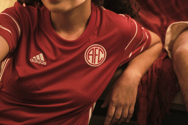 A Adidas lançou, nesta quinta-feira, uma camisa especial para o América-RJ. A peça faz parte da coleção "Alma", que vai trazer camisas especiais para diversos clubes tradicionais do futebol brasileiro. O primeiro clube contemplado foi a Portuguesa-SP, em maio. A Adidas não vai substituir a Icone Sports como fornecedora de material esportivo do América, que está na segunda divisão do Campeonato Carioca. A camisa não será usada em jogos.