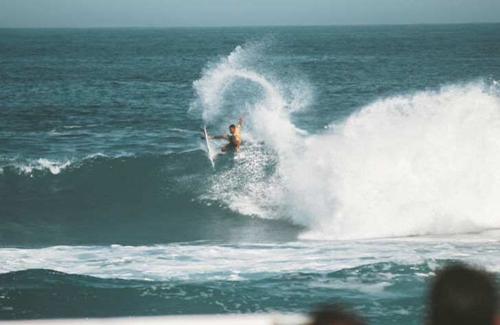 Filipe Toledo, líder do ranking mundial, em ação