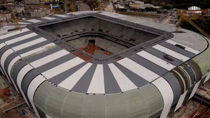 A Arena MRV, novo estádio do Atlético-MG está com as obras em andamento a todo vapor e chegou em 75% de conclusão em agosto de 2022. As cadeiras já começaram a ser instaladas e estão sendo realizados os detalhes finais na moderna arena. Ela está sendo construída nas proximidades do bairro Califórnia, região Noroeste de Belo Horizonte, com capacidade para 46 mil torcedores. As obras devem ser finalizadas em outubro deste ano e a inauguração está prevista para 25 março de 2023, dia do aniversário do clube. O custo estimado é de R$ 560 milhões. Veja imagens atualizadas da obra - e como o estádio ficará, ao fim da galeria!