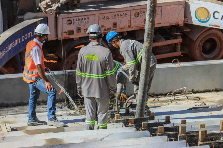 Funcionários empenhados na construção da Arena MRV.