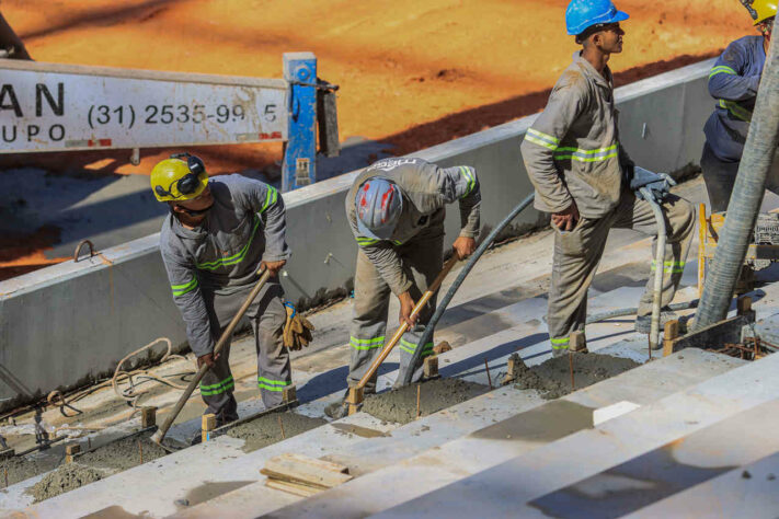 Homens trabalhando na construção da MRV.