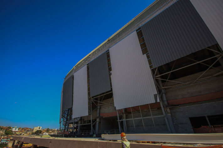 O estádio terá, predominantemente, tons em branco, cinza e preto, como o uniforme do Galo.