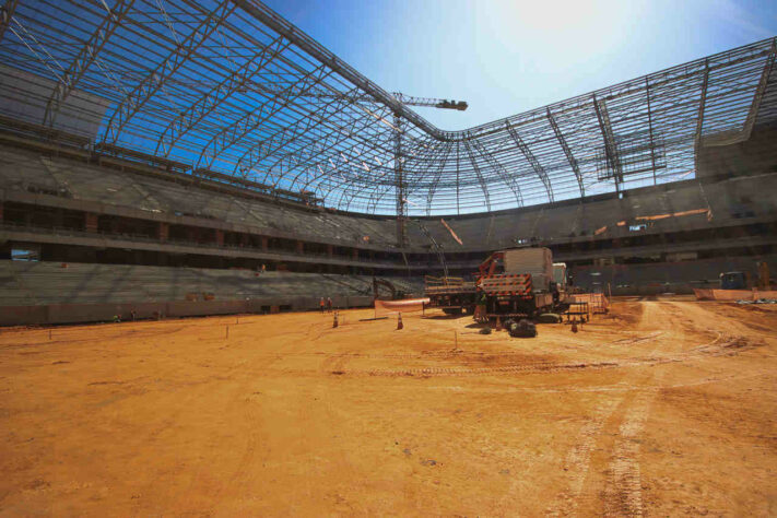 Caminhões ainda trabalham no interior da Arena MRV.