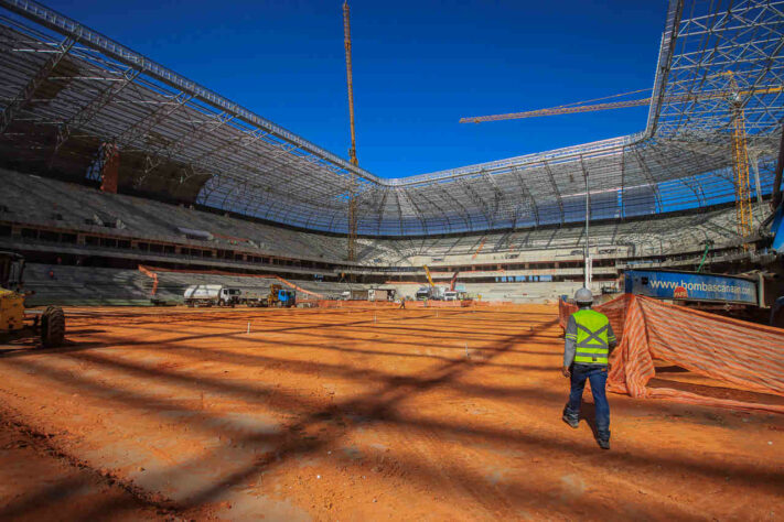 O plantio do gramado é um dos últimos passos da construção da Arena.