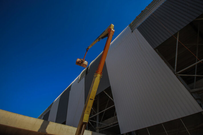 Guindaste fazendo a instalação das telhas laterais da Aerna MRV.