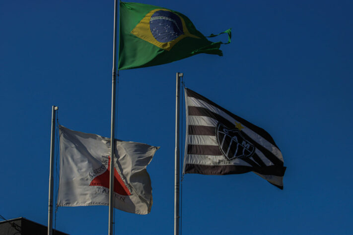 Bandeiras de Minas Gerais, Brasil e do Atlético-MG na entrada da Arena MRV.