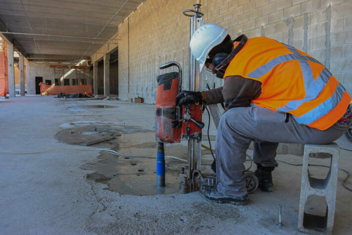 São cerca de 950 profissionais trabalhando diariamente nas obras, neste momento.