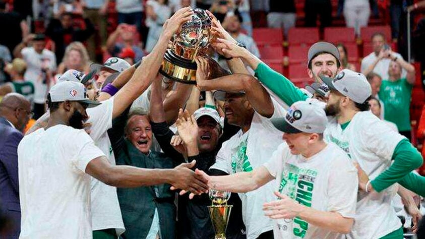 Boston Celtics: 17 títulos - 1957, 1959, 1960, 1961, 1962, 1963, 1964, 1965, 1966, 1968, 1969, 1974, 1976, 1981, 1984, 1986 e 2008 (foto)