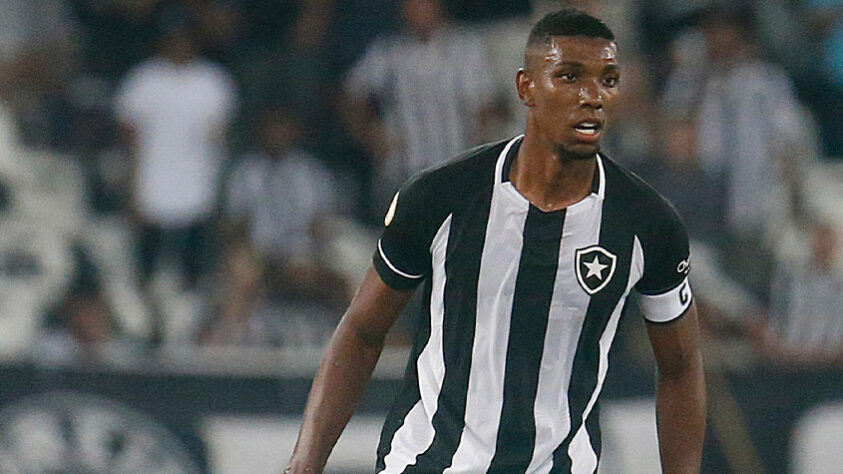 FECHADO - O zagueiro Kanu vai defender o Bahia na próxima temporada. O jogador será emprestado pelo Botafogo e deve se apresentar ao novo clube na próxima terça-feira. A negociação está prestes a ser finalizada, tanto que os documentos já foram encaminhados. A informação foi noticiada pelo jornalista Venê Casagrande, do "SBT", e confirmada pelo LANCE!.