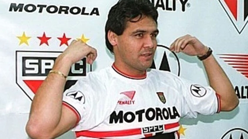 Ayala - O zagueiro beijou o símbolo da FPF ao invés do escudo do São Paulo.