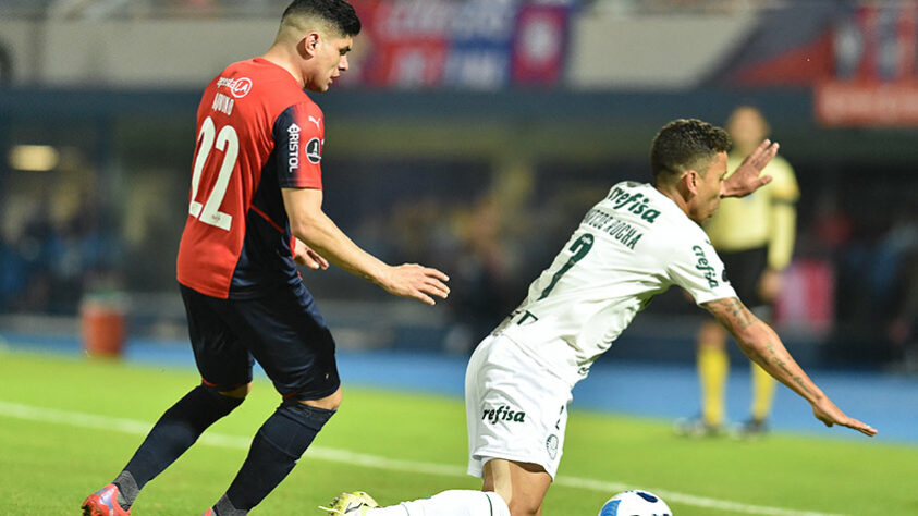 CERRO PORTEÑO: Sobe - A marcação individual do time paraguaio funcionou, ainda que tenha sofrido a derrota. O Palmeiras foi sufocado, principalmente no primeiro tempo, e não encontrou brechas rápidas e espaços cedidos. A equipe comandada por Arce parece ter executado com precisão o que foi treinado. // Desce - O segundo tempo demonstrou uma queda de rendimento absurda do Cerro. Se perderam e deixaram o Verdão começar a gostar do jogo. Faltou manter a intensidade na marcação.