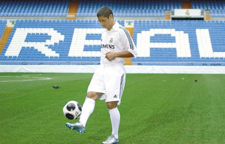 Cicinho (lateral-direito) - jogou de 2005 até 2007 no Real Madrid.