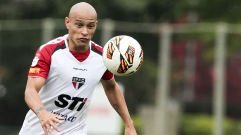 Clemente Rodriguez - São Paulo - O lateral Clemente Rodríguez que teve passagem apagada pelo São Paulo. Revelado pelo Boca Juniors, o argentino fez apenas três partidas pelo Tricolor em 2013.