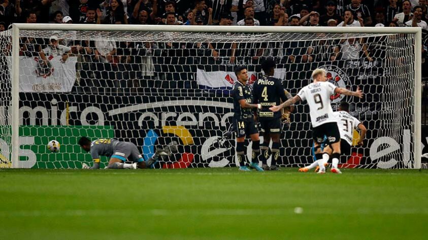 Na Copa do Brasil, o Santos foi eliminado pelo Corinthians nas oitavas de final. Ainda quando era treinado pelo Fabián Bustos, o Peixe foi derrotado por 4 a 0 no jogo de ida, na Neo Química Arena. Sob o comando do treinador interino Marcelo Fernandes, o clube venceu o segundo jogo por 1 a 0, mas não foi suficiente.