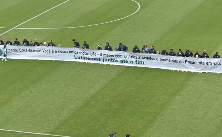 Na temporada de 2014, o Coritiba passou por alguns problemas quanto ao pagamento dos salários dos jogadores. Durante a partida do Brasileirão contra o Athletico Paranaense, os atletas levaram uma faixa com a seguinte frase: "Torcedor coxa-branca: Você é a nossa única motivação: 3 meses com salários atrasados e promessas do presidente em vão. Lutaremos até o fim"