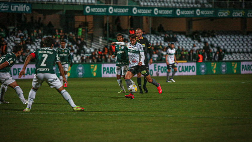 Coritiba: SOBE - Igor Paixão se destacou bastante na tentativa de criar oportunidades para o time, mas não foi tão efetivo para transformar as jogadas em gol. // DESCE - O sistema defensivo do Coritiba permitiu muitas chances e demonstrou desorganização em alguns momentos.