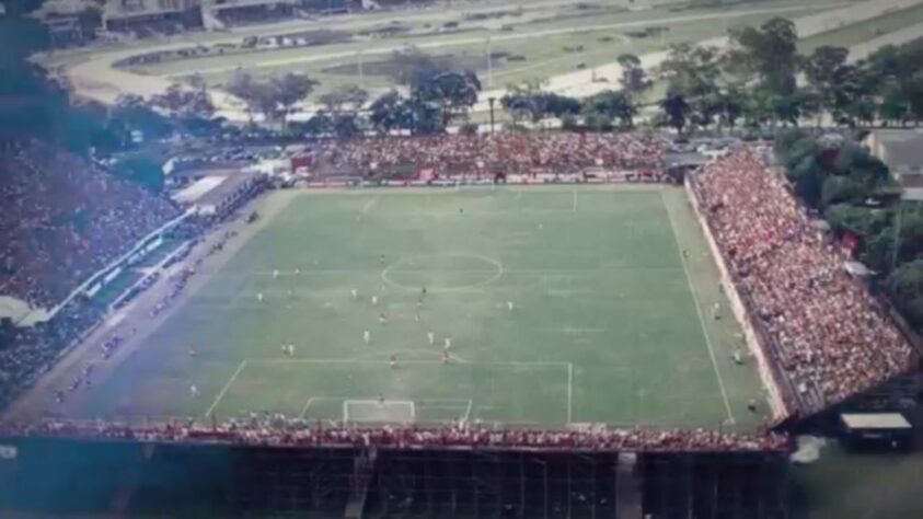 Nova Gávea (1994): O presidente Luiz Augusto Veloso queria fugir das altas taxas do Maracanã, que davam grandes despesas em duelos contra times de menor investimento, e implantou, em parceria com uma empresa privada, arquibancadas tubulares no estádio, ampliando a capacidade da Gávea de 4 mil para 25 mil torcedores. Assim, o Fla se dividiu entre jogos grandes no Maracanã e partidas de menor expressão na Gávea.