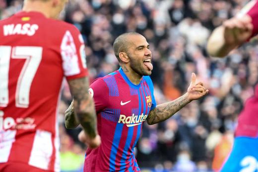 DANIEL ALVES - O lateral de 39 anos não teve o contrato renovado com o Barcelona e está livre no mercado para assinar sem custos com outro clube. 