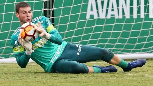 FECHADO - Ex-jogador do Palmeiras, Daniel Fuzato deixou a Roma, da Itália, após quatro temporadas no plantel. O goleiro brasileiro assinou contrato em definitivo com o Ibiza, da segunda divisão espanhola, até 2025, com a intenção de acumular mais minutos em campo e conquistar coisas maiores.