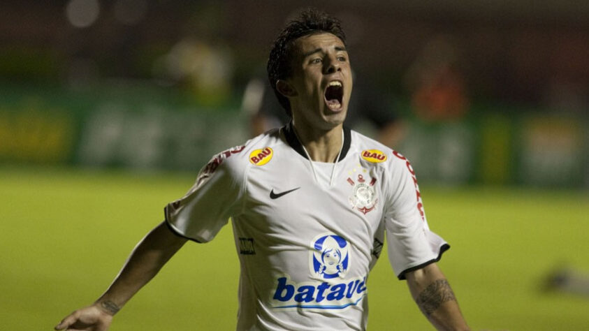 Defederico - Corinthians - Cercado de expectativa, Matías Defederico foi contratado pelo Corinthians em 2009. No entanto, o jogador não correspondeu e deixou a equipe no ano seguinte, com pouco mais de 30 partidas jogadas e três gols marcados.