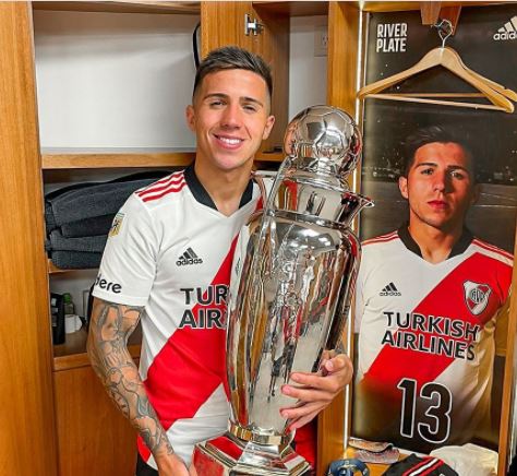 FECHADO - O River Plate anunciou a saída de mais um jogador importante do seu elenco. Trata-se do volante Enzo Fernández, que vai atuar no Benfica. O meio-campista topou o desafio de jogar na Europa e foi anunciado pelo clube português em uma negociação muita bem tramada pelo River Plate.