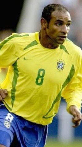 Lesão e corte de Emerson: na véspera da estreia da Seleção na Copa de 2002, os jogadores aproveitaram para fazer um recreativo. No rachão, o volante Emerson, titular e capitão do Brasil, atuou como goleiro. A brincadeira terminou com uma luxação no ombro. Mais tarde, a comissão técnica decidiu por cortar o jogador, referência do elenco. Ricardinho foi o substituto.