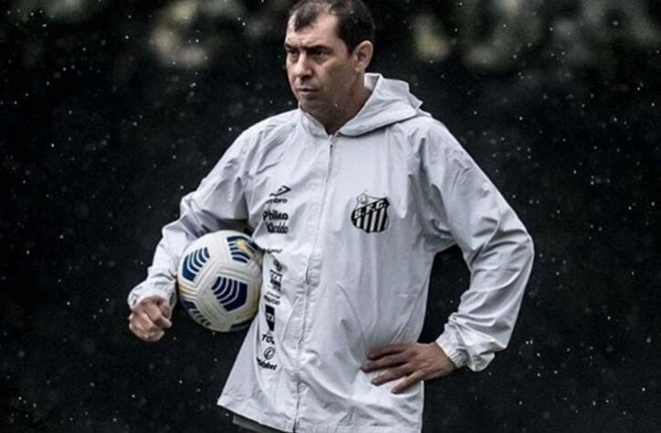 O Santos iniciou 2022 treinado por Fábio Carille. O Peixe vive um 2021 com dificuldades e luta contra o rebaixamento no Paulistão e Brasileirão.