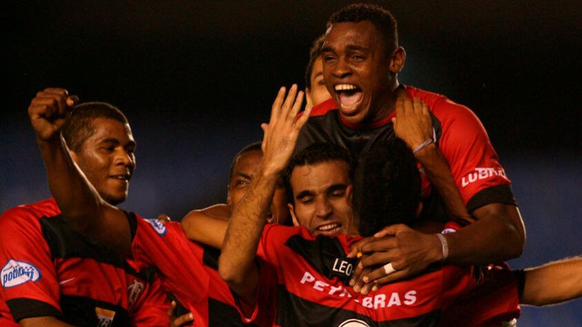 Campeonato Brasileiro 2006 - Com 14 pontos (4V/2E/5D), o Flamengo era o 12º colocado após 11 rodadas. Terminou a Série A na 11ª posição, com 52 pontos.
