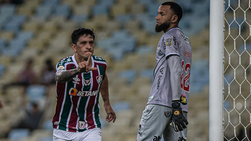 Fluminense e Atlético-MG protagonizaram uma partida emocionante no Maracanã, pela 10ª rodada do Brasileirão. No duelo de oito gols, o Tricolor das Laranjeiras venceu por 5 a 3 com shows de Germán Cano, que marcou duas vezes e da cria de Xerém, Luiz Henrique, que fez um belo com e deu duas assistências. Veja a seguir todas as notas do Flu e os pontos positivos e negativos do Galo.