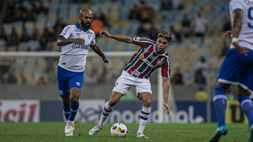 AVAÍ - SOBE - Apesar da pressão imposta pelo Fluminense, o time buscou jogar dentro das características do seu treinador.  / DESCE - Alguns erros defensivos foram determinantes para o Avaí perder o jogo.
