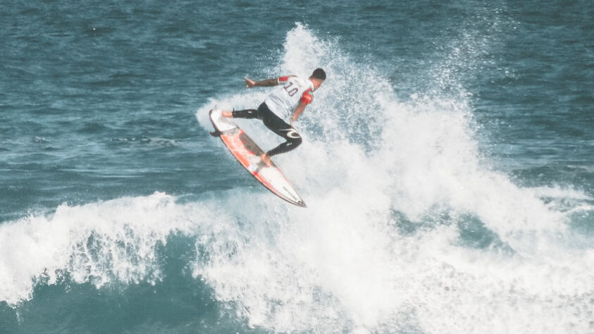 A Etapa de Saquarema do Mundial de Surfe entra no seu primeiro dia de disputa. Os brasileiros entram na água e representam o país nesse retorno das provas do circuito mundial ao Brasil desde o começo o começo da pandemia de Covid-19. Confira imagens da prova que está sendo disputada no "Maracanã do Surfe"!