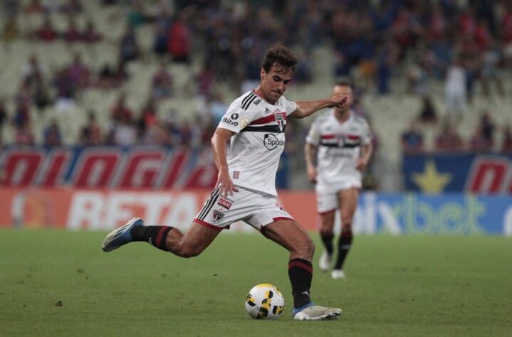 FECHADO - O meio-campista Igor Gomes, do São Paulo, já está em Belo Horizonte para assinar contrato e ser apresentado pelo Atlético-MG. O jogador chegou nas últimas horas na capital mineira para ser oficializado como novo reforço.