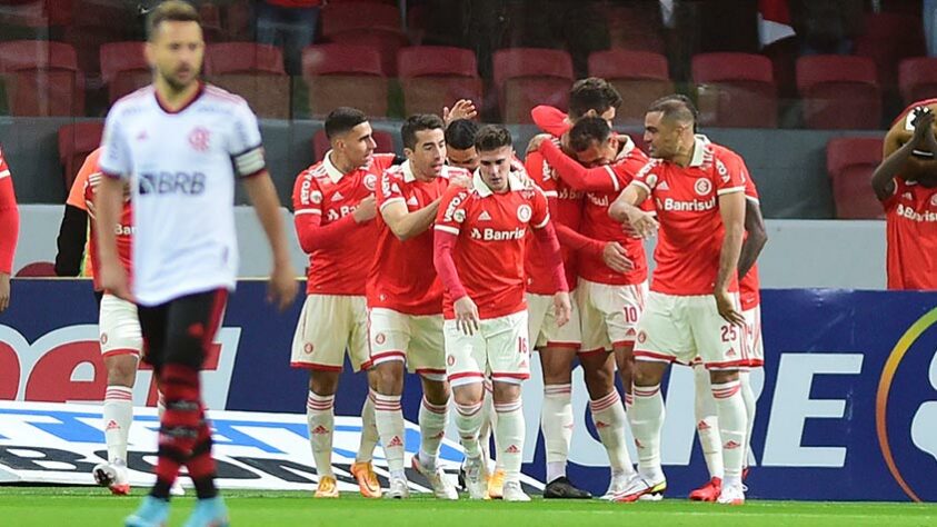 3º - Internacional (69 pontos - Atualmente: 64 pontos) / Como foi no fim do primeiro turno: Internacional 1 x 0 América-MG; Athletico-PR 0 X 0 Internacional; Internacional 3 x 3 São Paulo e Palmeiras 2 x 1 Internacional.