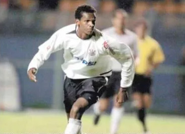 4º - Jô - Corinthians - atacante: estreou em 2003 com 16 anos e 3 meses